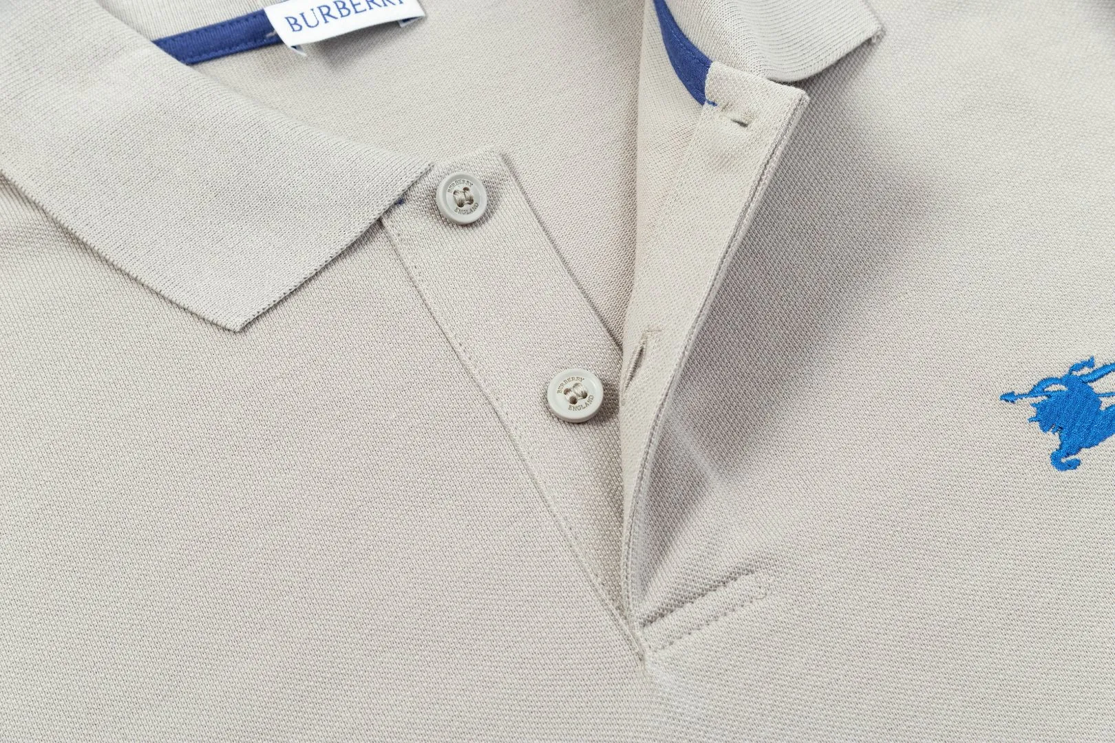 ：BURBERRY ： ：230 ：Black White Blue Size：M-XXL 1：1 LOGO Premium Polo ， ， 。 （EKD） ， 。 Burberry Classic Series， 。 – – （EKD） – 100% – ：100% ；100% – ： – ​